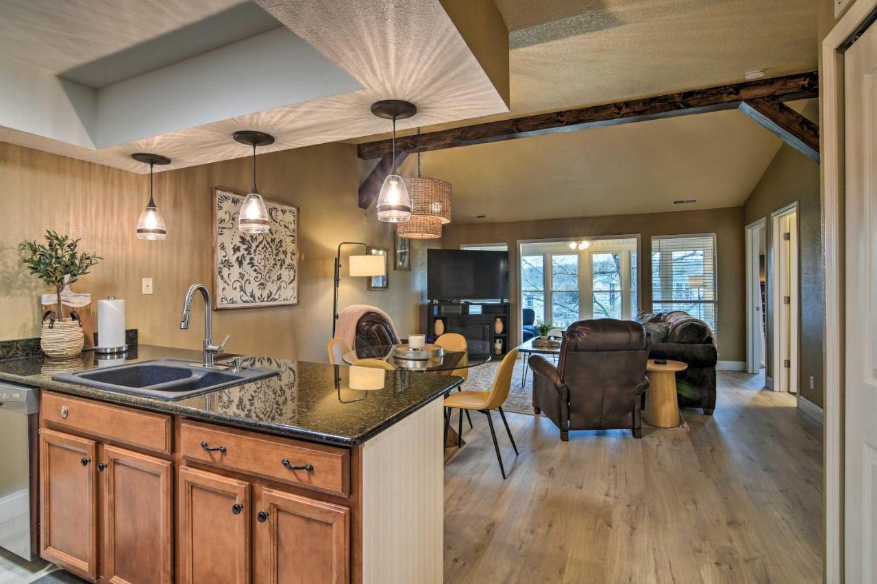 With Pool And Golf Course Views! Apartment Branson