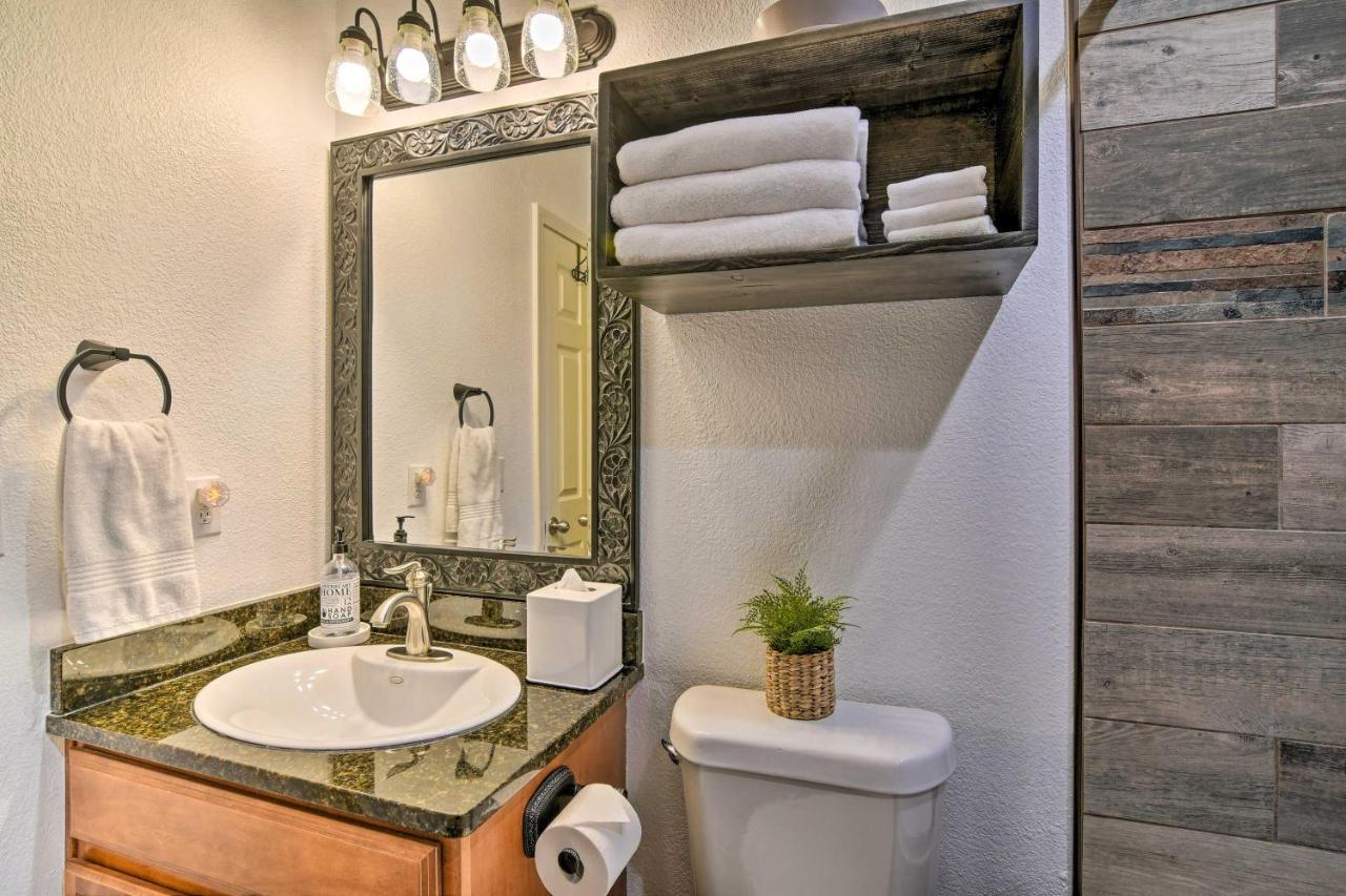 With Pool And Golf Course Views! Apartment Branson