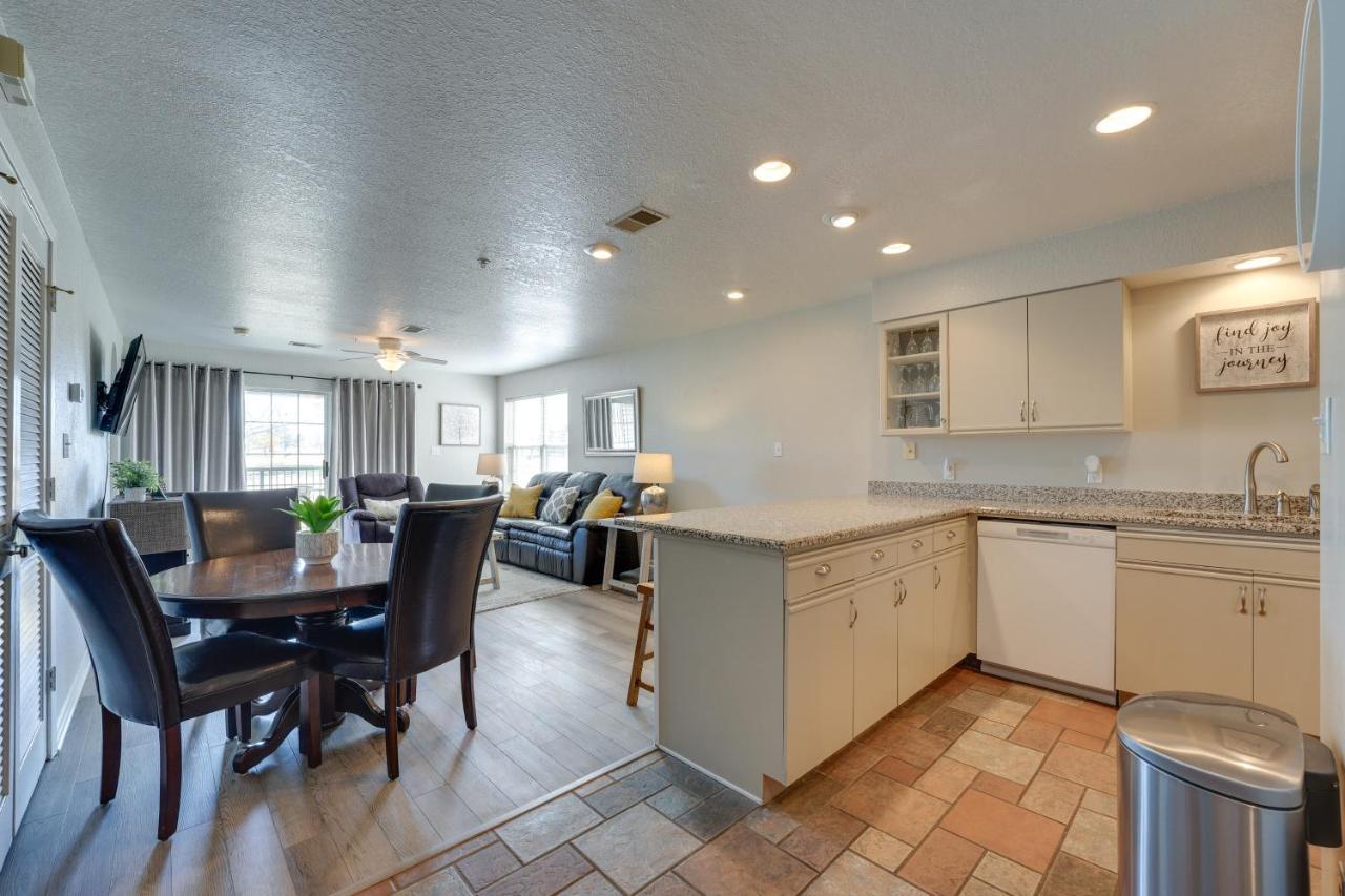 Apartment On Fairway Steps From Pools! *