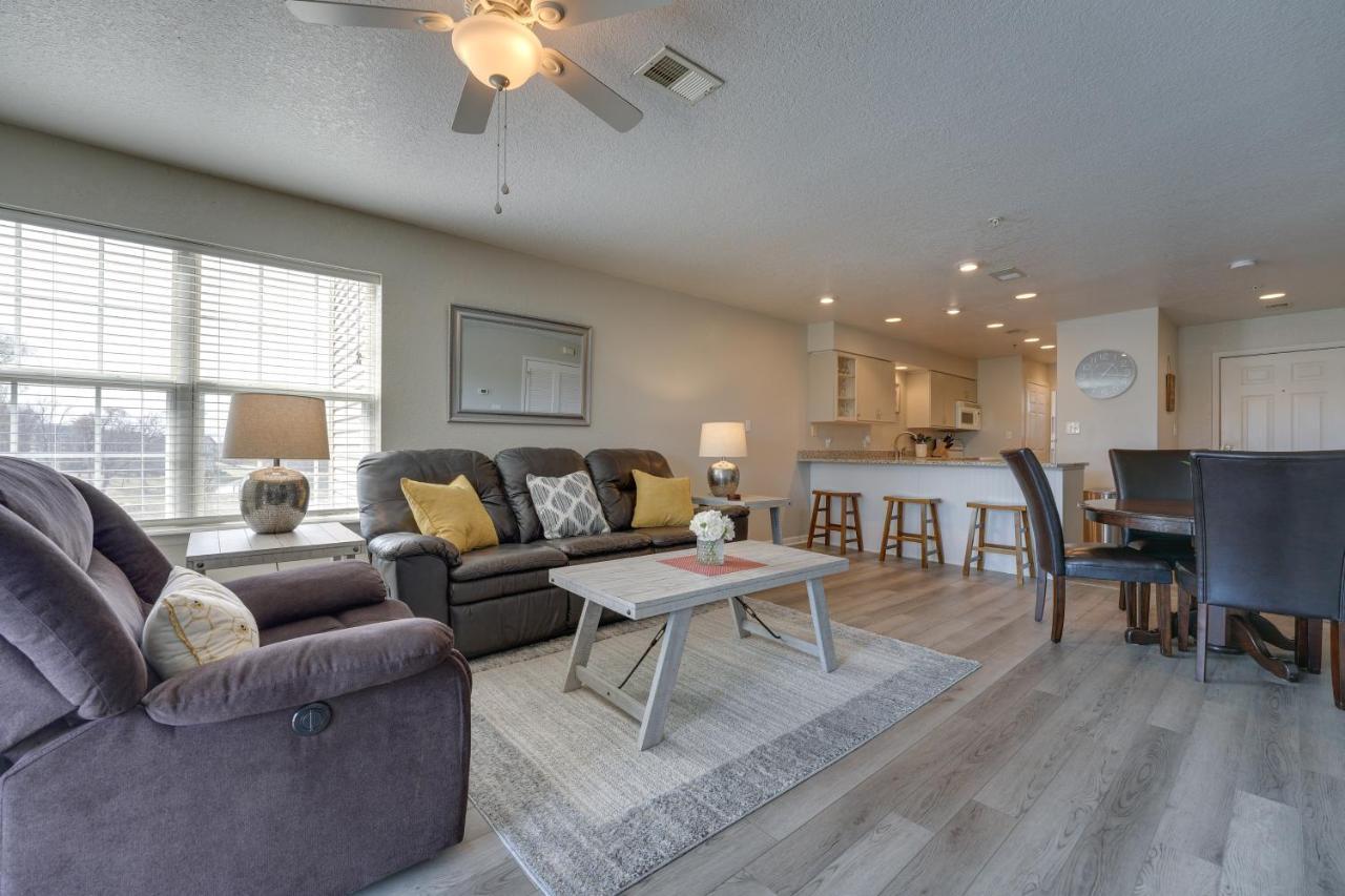 On Fairway Steps From Pools! Apartment Branson