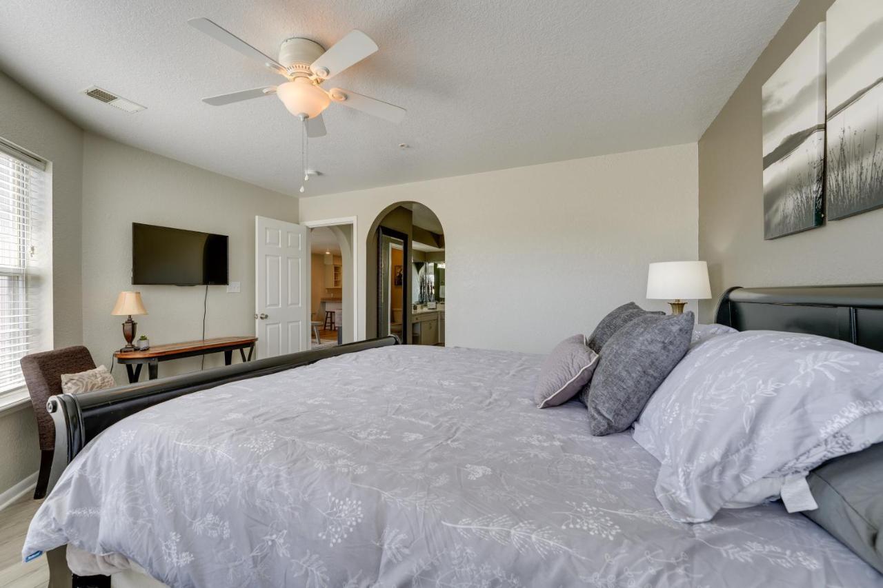 Apartment On Fairway Steps From Pools! *
