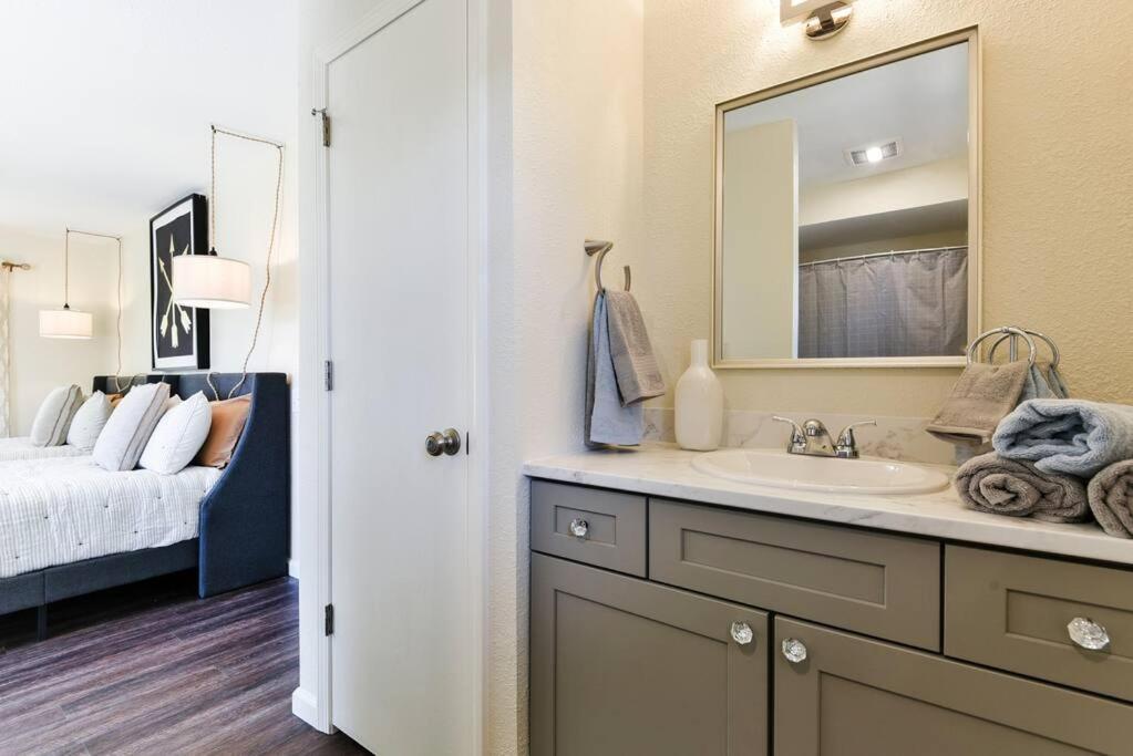 Apartment Sparkling Designer 3 Bed By Taneycomo