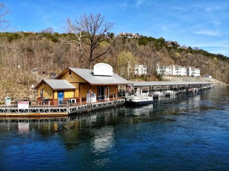 Sparkling Designer 3 Bed By Taneycomo Apartment