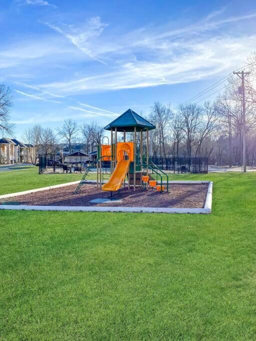 Sparkling Designer 3 Bed By Taneycomo Apartment