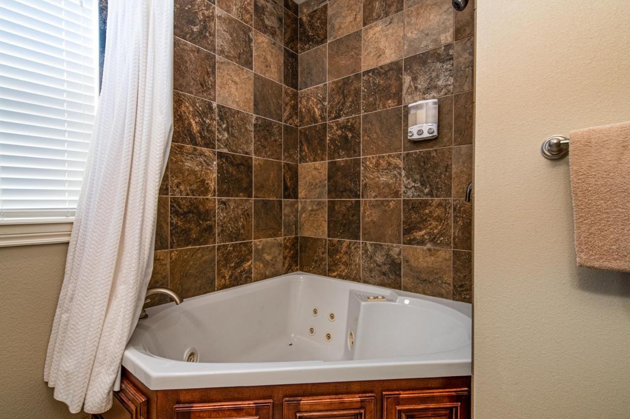 Two Bedroom In The Heart Of Branson! Apartment