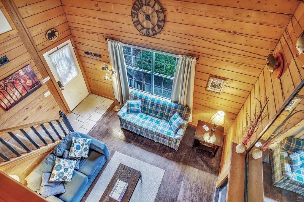 Apartment 3 Bedroom Log Close To Everything! *