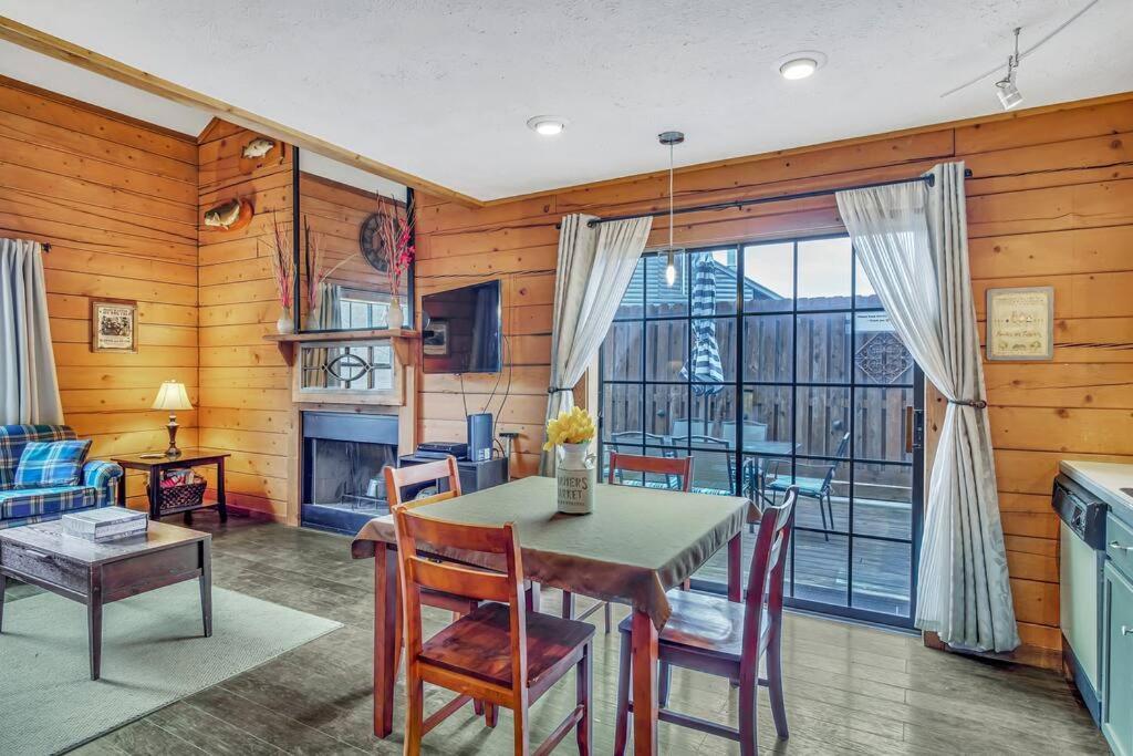 3 Bedroom Log Close To Everything! *
