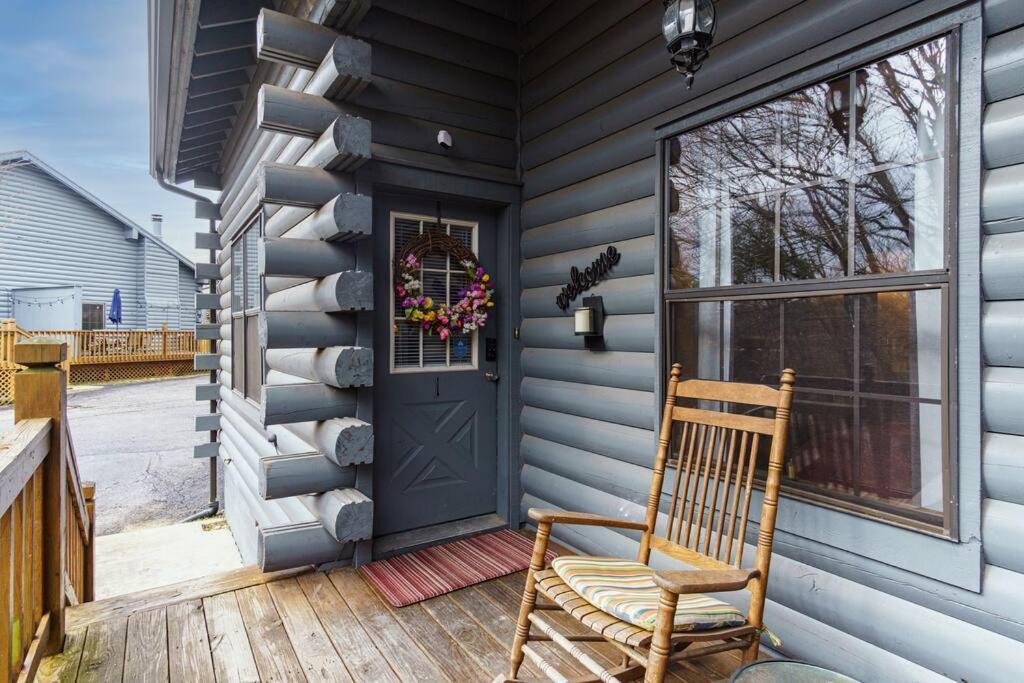 3 Bedroom Log Close To Everything! Apartment Branson