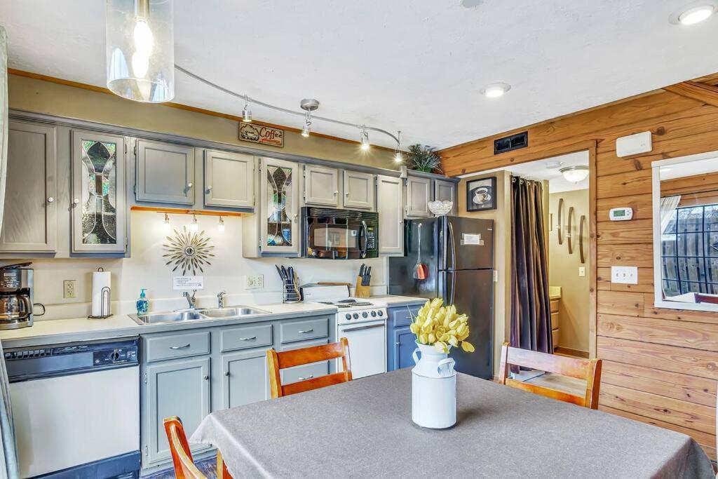 Apartment 3 Bedroom Log Close To Everything! Branson