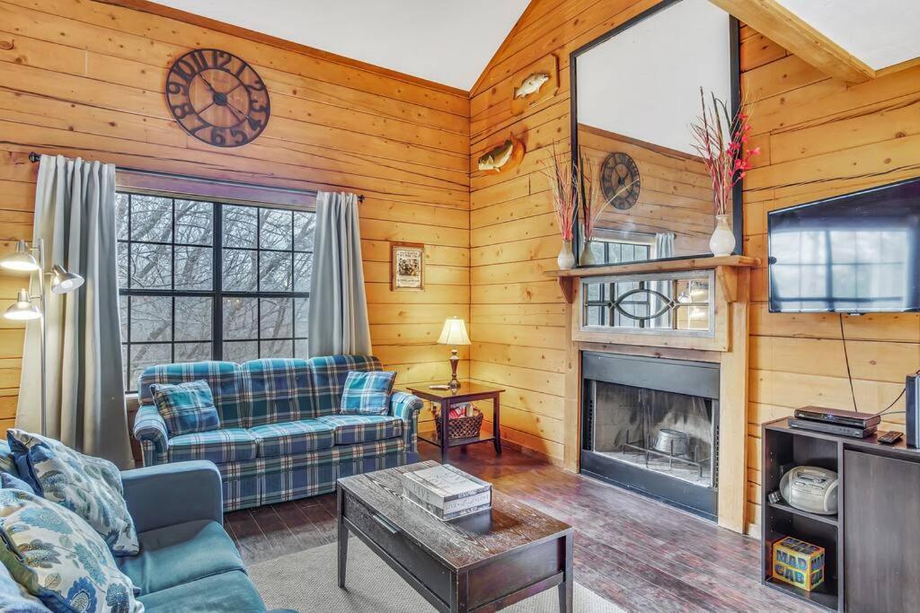 3 Bedroom Log Close To Everything! Apartment