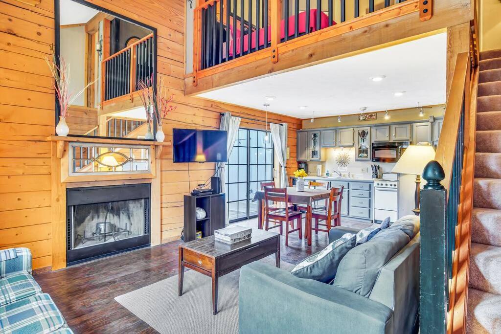 Apartment 3 Bedroom Log Close To Everything! *