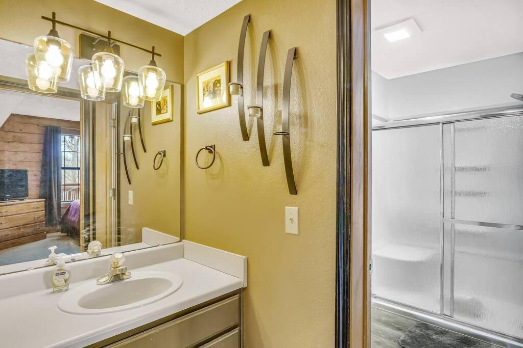 Apartment 3 Bedroom Log Close To Everything! *