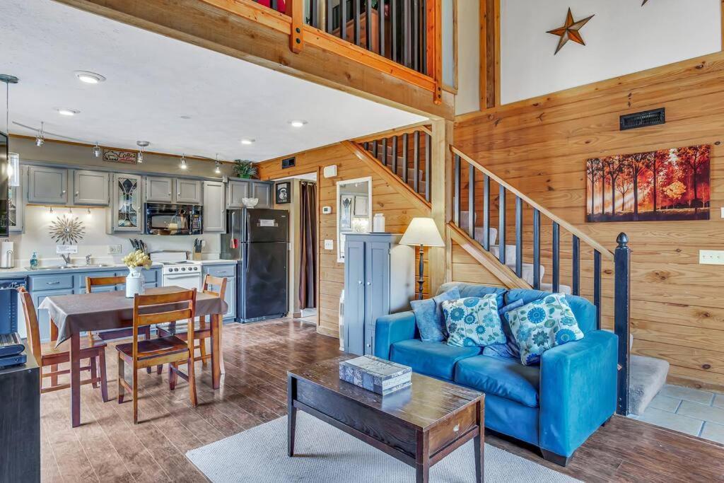 3 Bedroom Log Close To Everything! Apartment