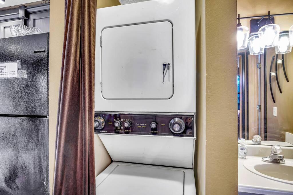 3 Bedroom Log Close To Everything! Apartment Branson