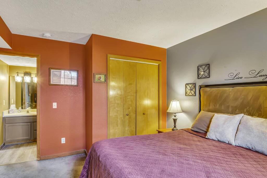 3 Bedroom Log Close To Everything! Apartment