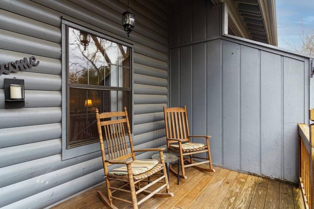 3 Bedroom Log Close To Everything!