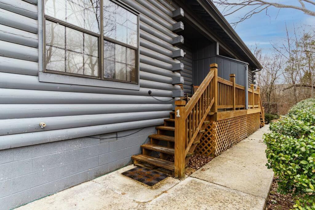 Apartment 3 Bedroom Log Close To Everything! *