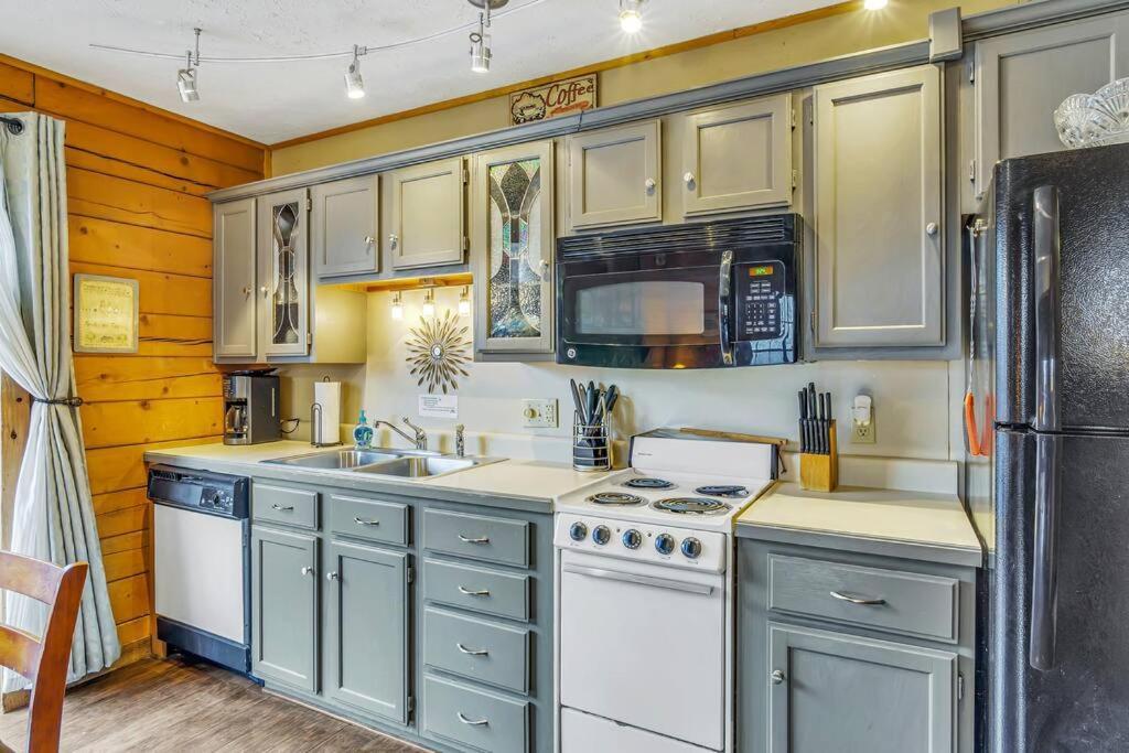 3 Bedroom Log Close To Everything! Branson