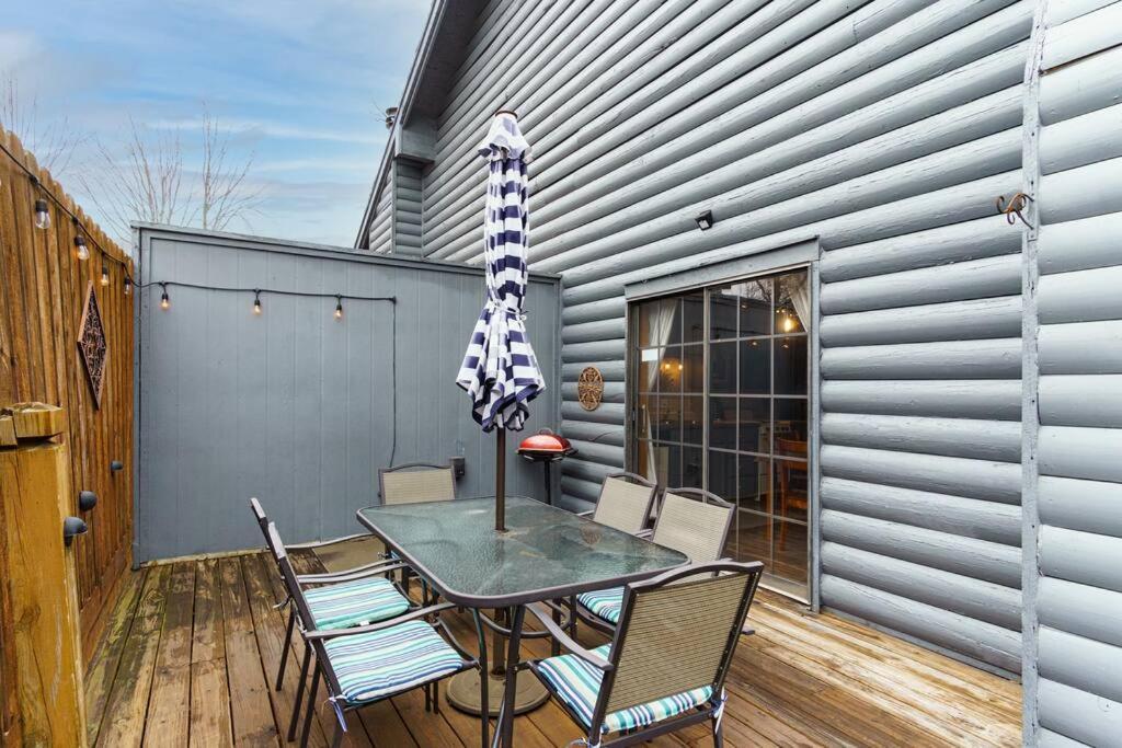 3 Bedroom Log Close To Everything!