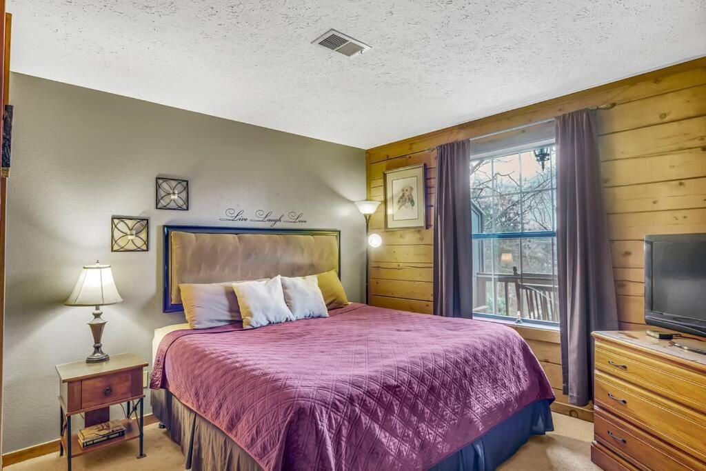 3 Bedroom Log Close To Everything! *