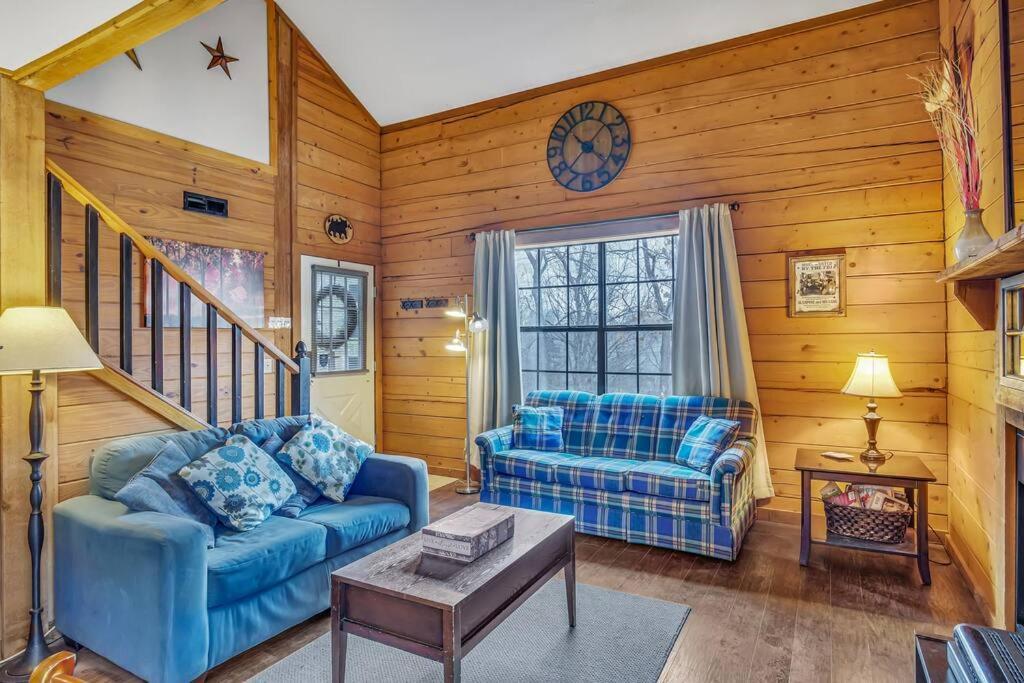 Apartment 3 Bedroom Log Close To Everything!