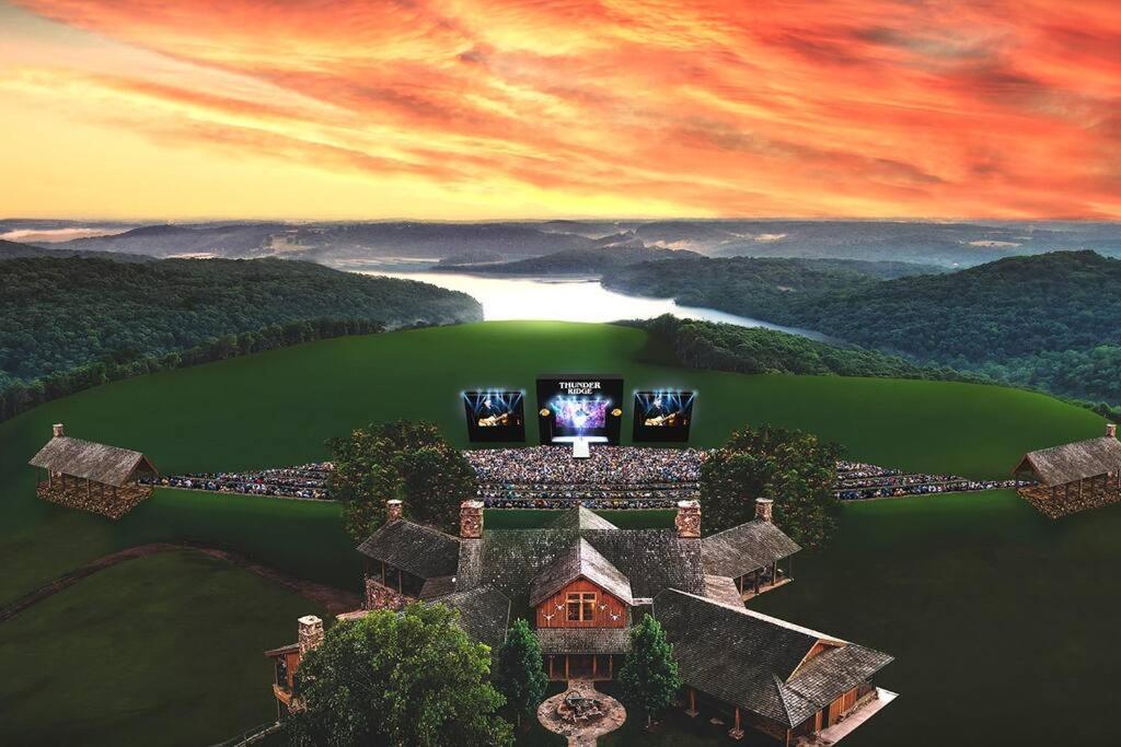 Branson's Newest Gem: View Condo,patio & Pool Branson
