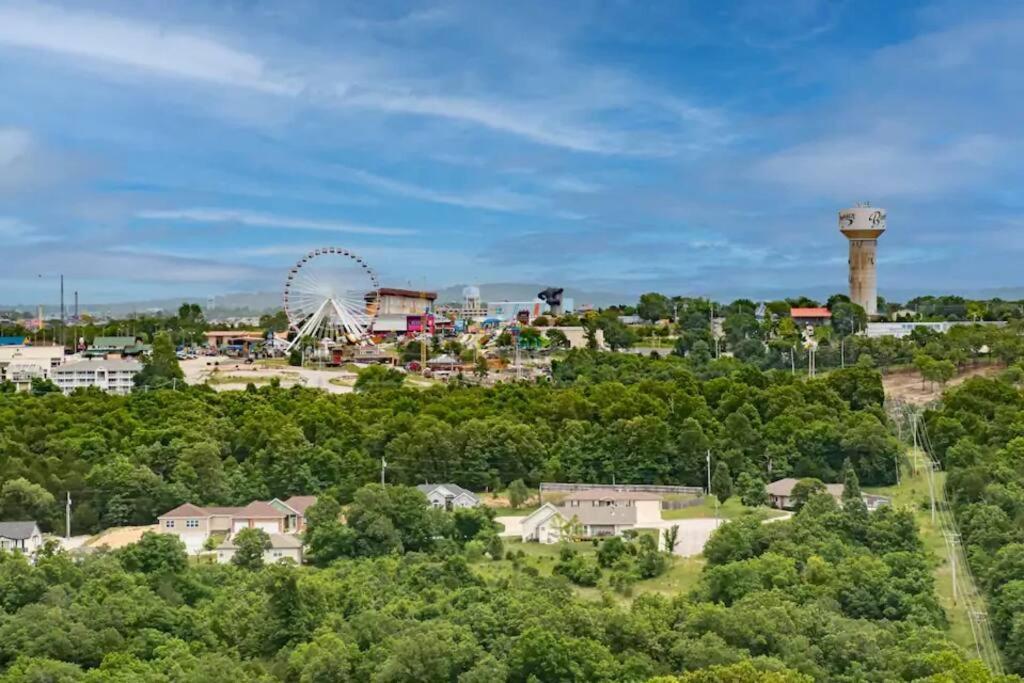 Branson's Newest Gem: View Condo,patio & Pool Apartment