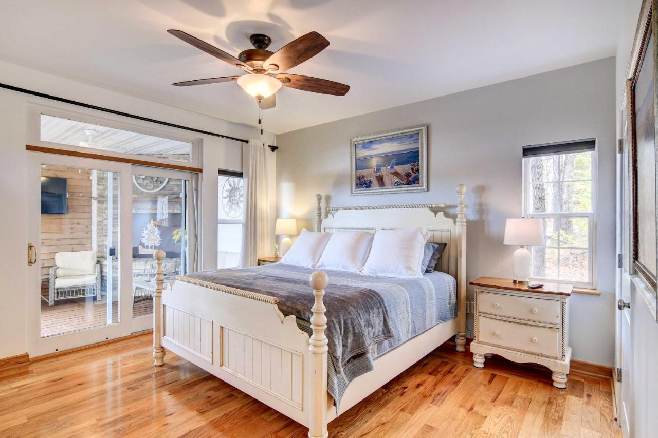 Secluded Escape With Pool And Game Room! Holiday home Branson