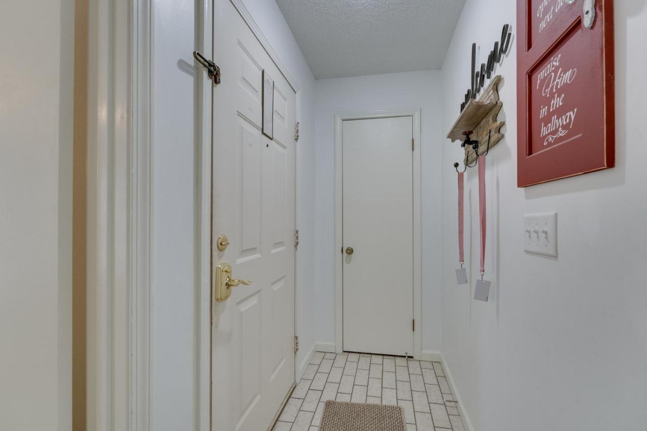 - 4 Miles From Landing! Apartment *