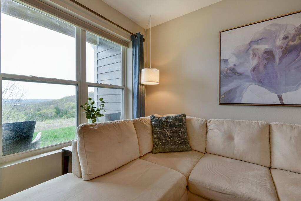 Apartment Branson's Newest Gem: View Condo,patio & Pool