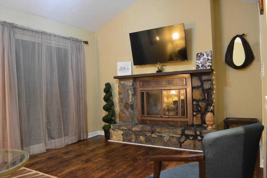 The Divine 409 1 Bdrm With Kitchen Apartment