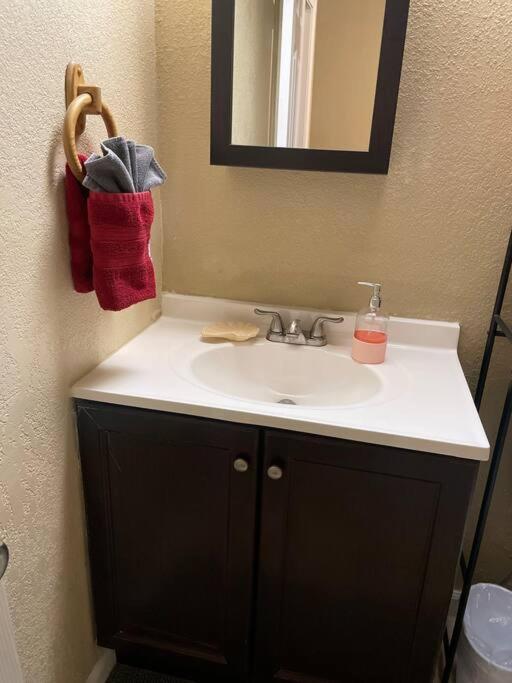 The Divine 409 1 Bdrm With Kitchen Apartment