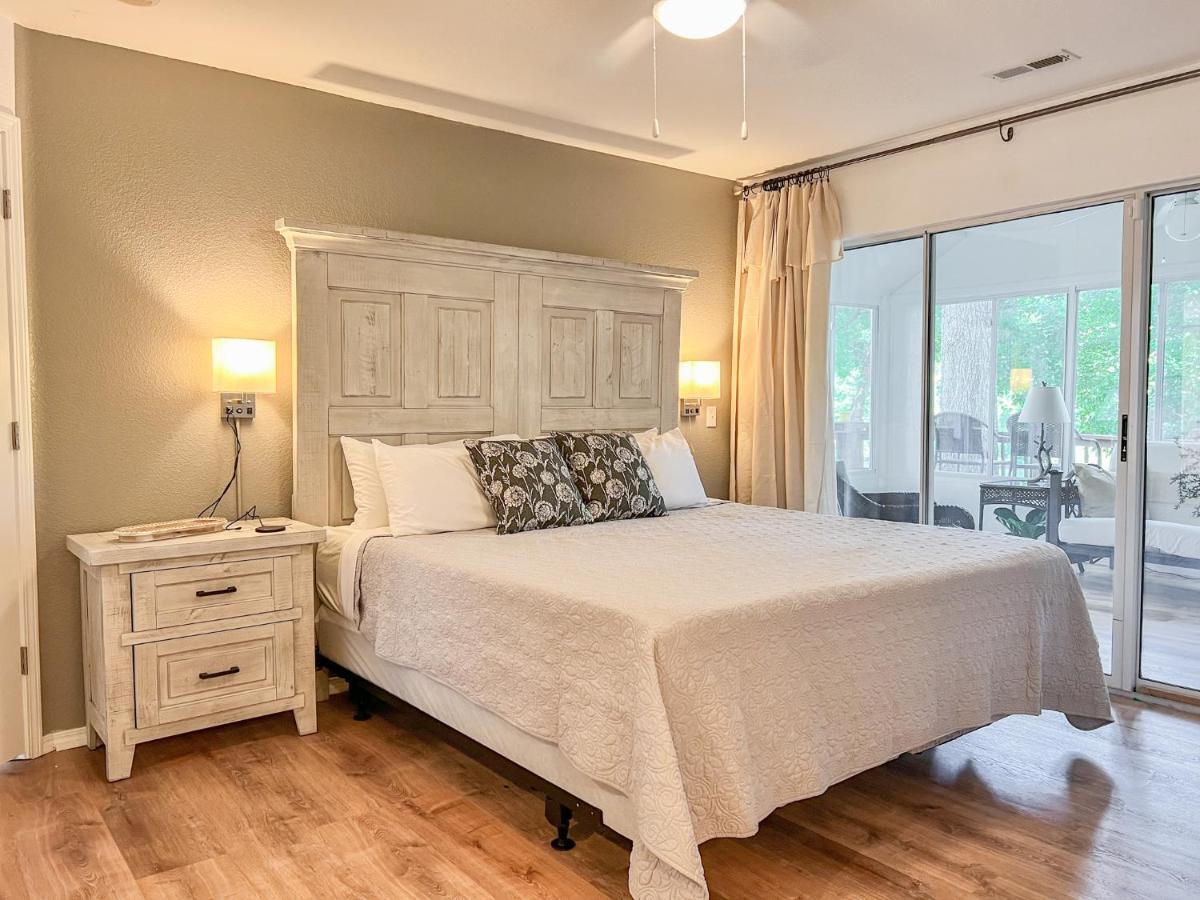 Lake Front 2br Walk-in With Large Deck - Free Tickets Included - 77-1 *
