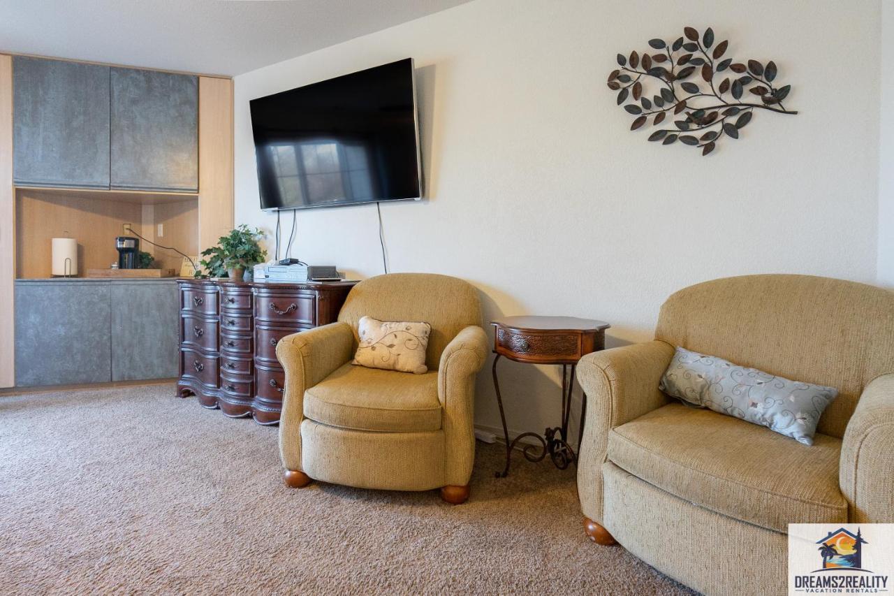 Holiday home 1br Walk-in With 2 Person Jacuzzi Tub - Near The Strip - Free Tickets Included - Ch5-3 *
