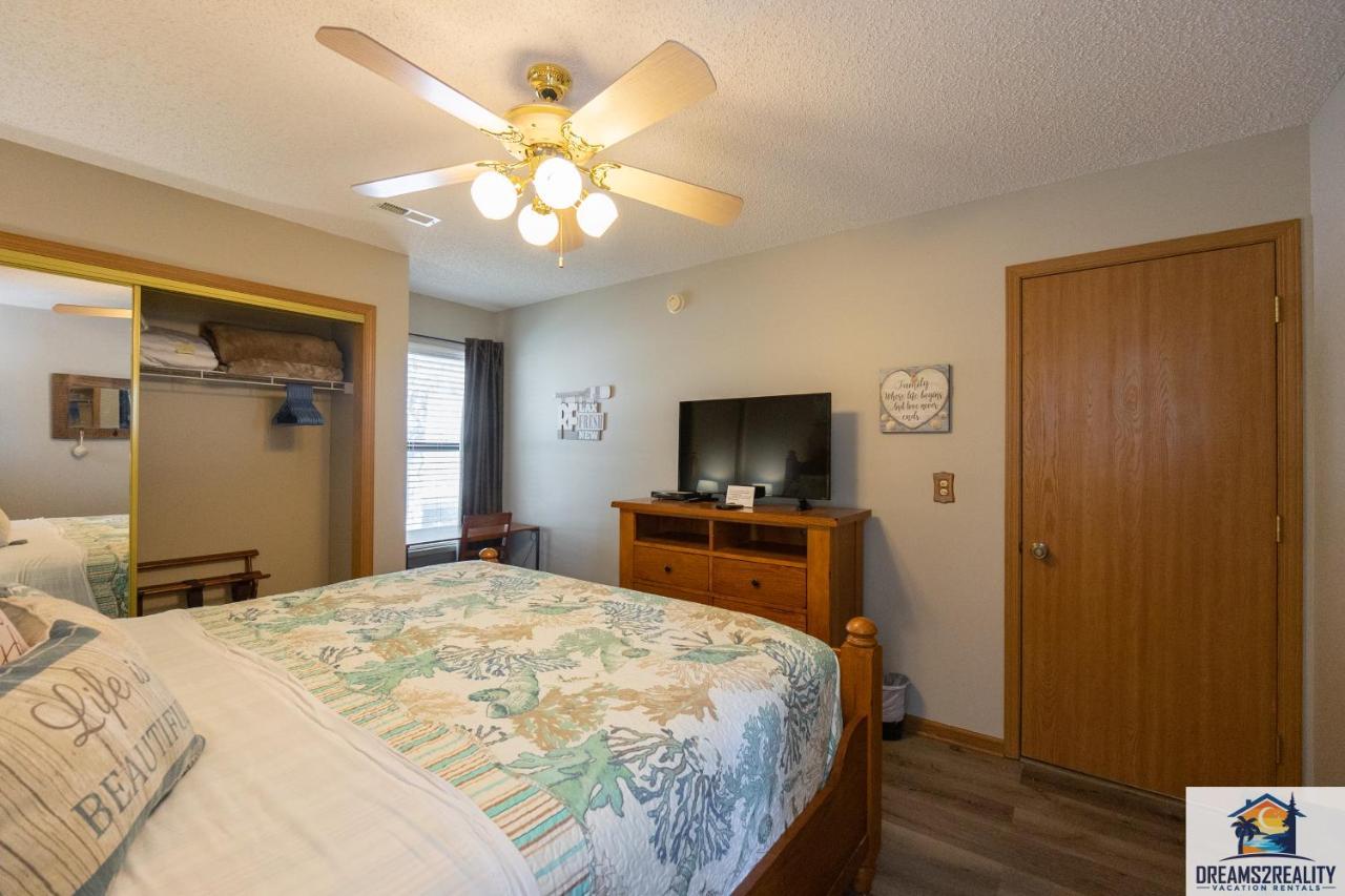 Lake View! Walk-in 3 Bedroom - Outdoor Pool - Free Tickets Included - Trh6-6 Branson