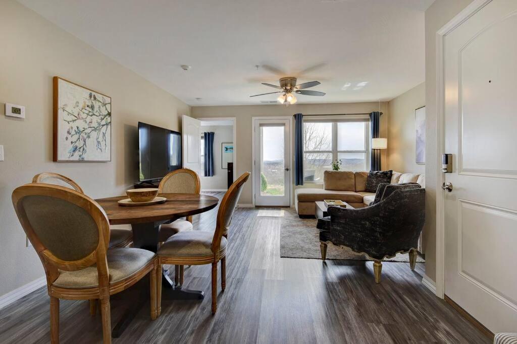 Branson's Newest Gem: View Condo,patio & Pool Apartment Branson
