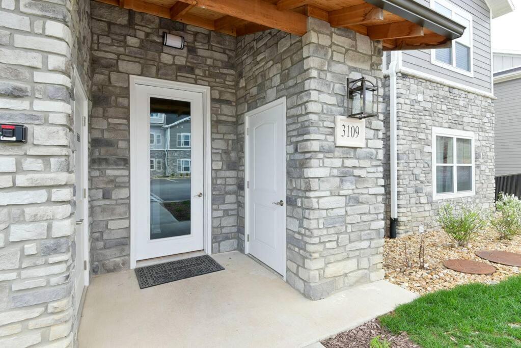 Branson's Newest Gem: View Condo,patio & Pool Apartment
