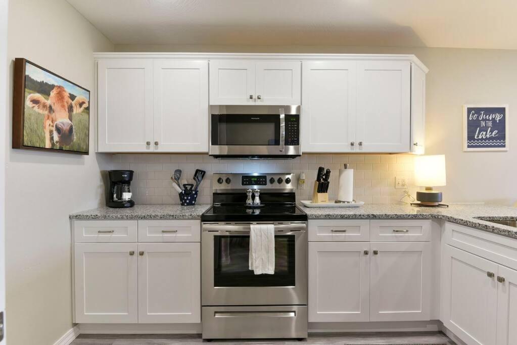 Branson's Newest Gem: View Condo,patio & Pool Apartment *
