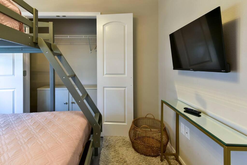 Branson's Newest Gem: View Condo,patio & Pool Apartment Branson