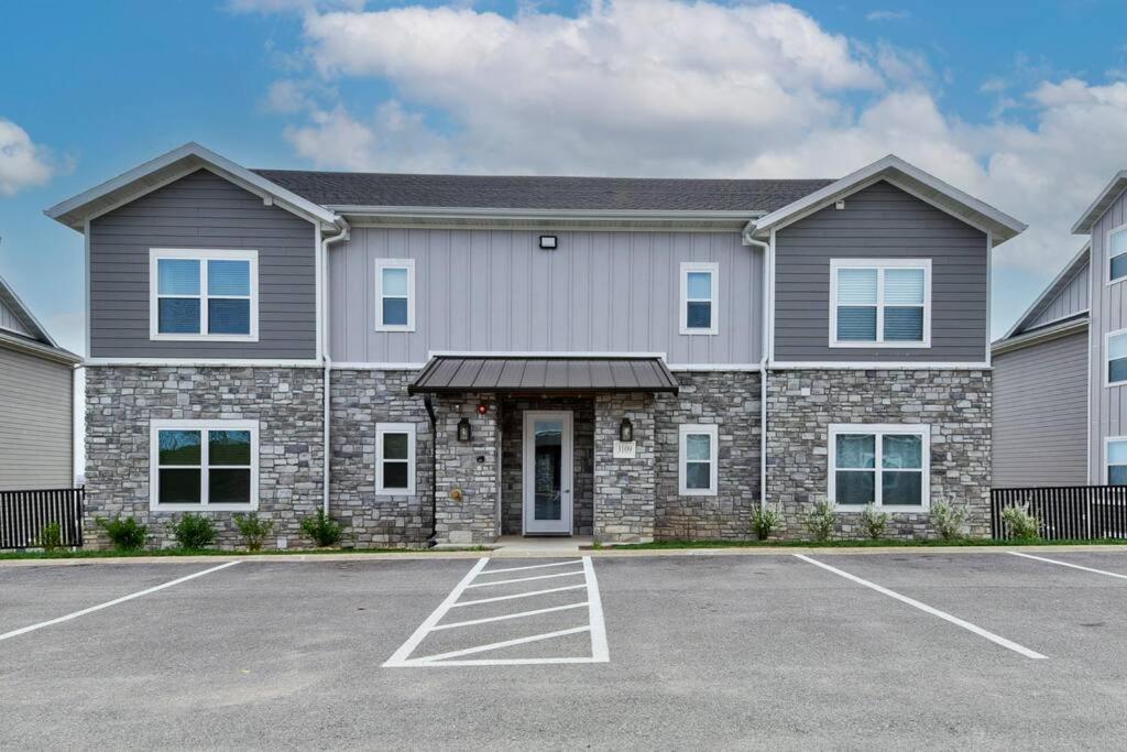Branson's Newest Gem: View Condo,patio & Pool *