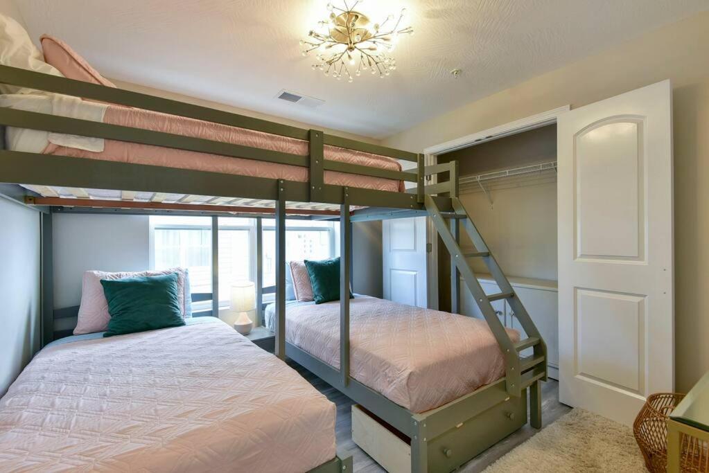 Branson's Newest Gem: View Condo,patio & Pool Apartment Branson