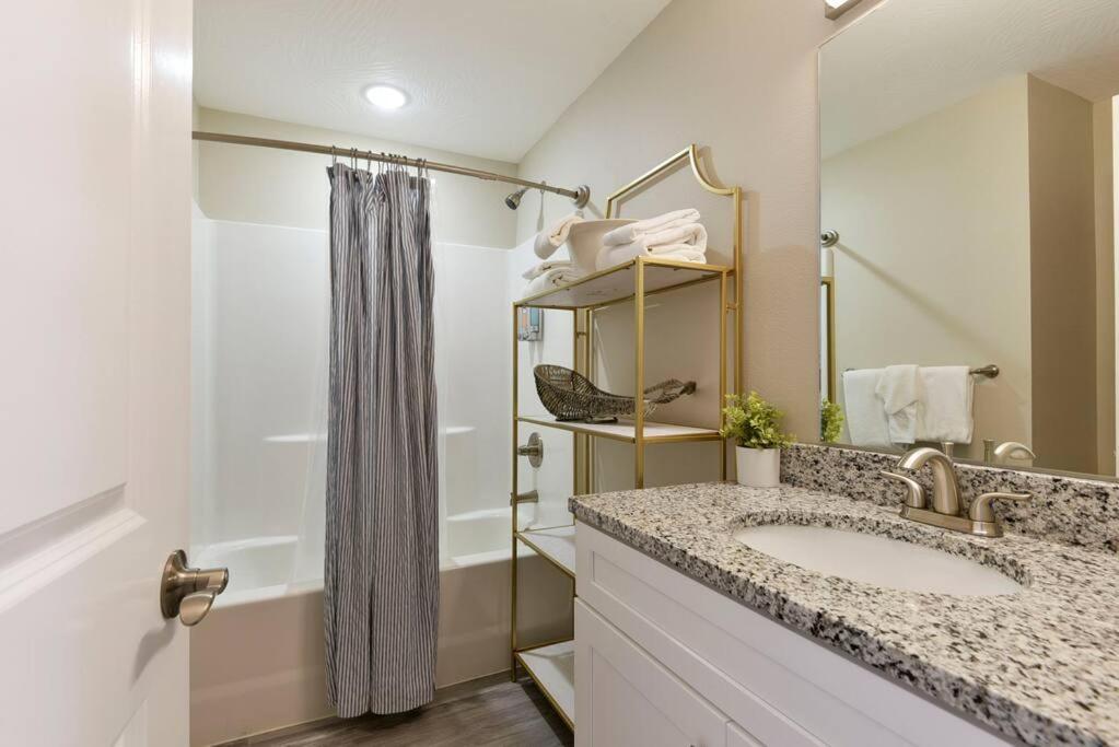 Branson's Newest Gem: View Condo,patio & Pool Branson