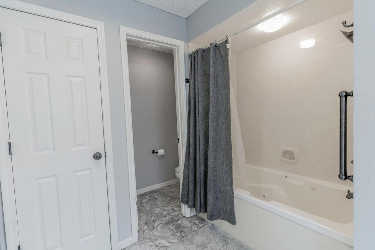 Holiday home 2br Updated Walk-in - 2 Pools - Near The Strip - Free Tickets Included - Fhc13