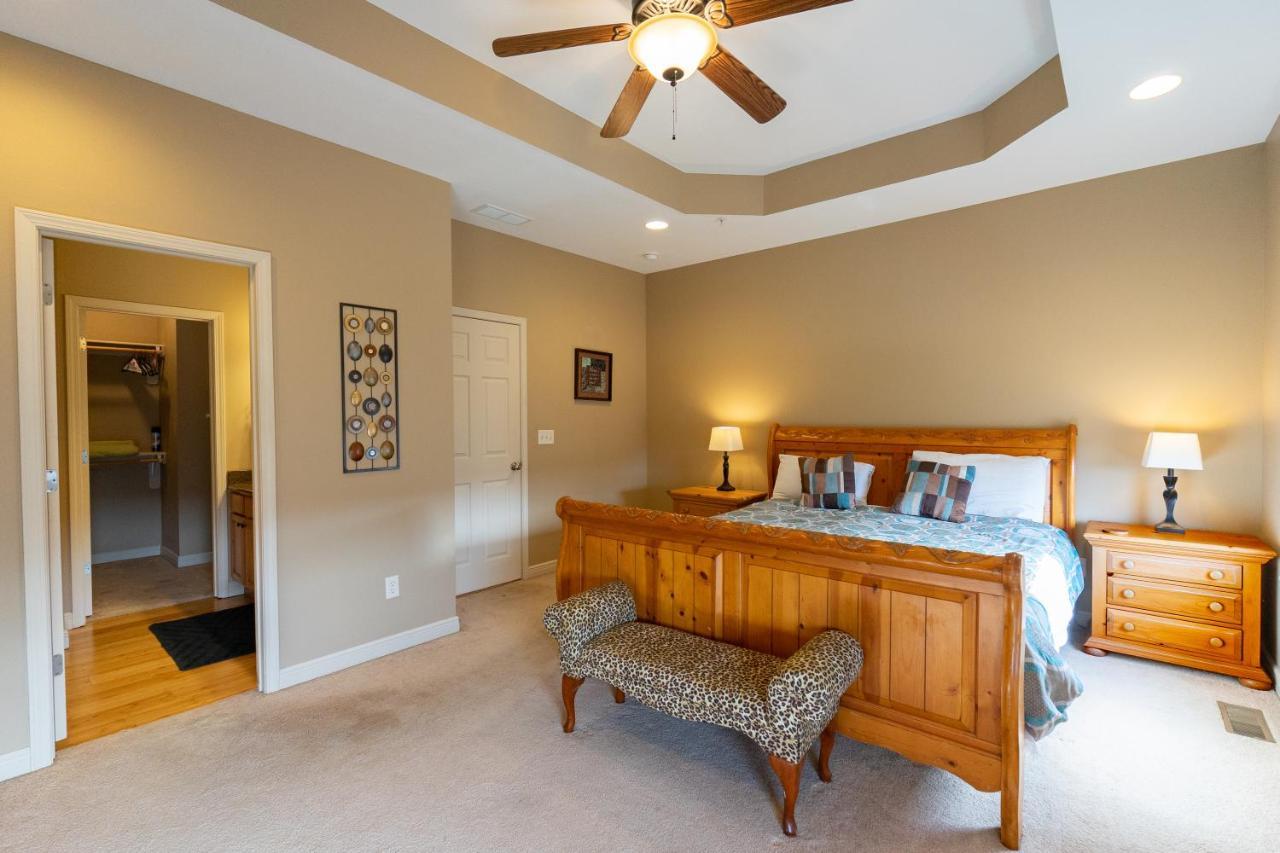 4br Walk-in - Foosball Table - Hot Tub - Fire Pit - Free Tickets Included - Dv166