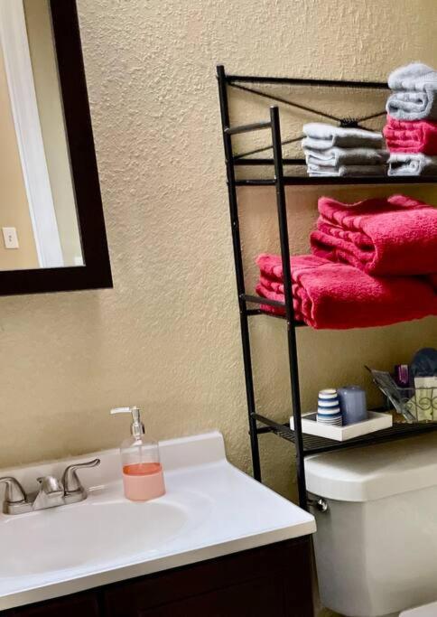 The Divine 409 1 Bdrm With Kitchen Apartment *