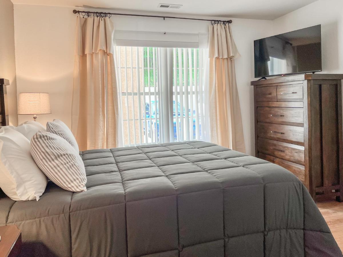 Holiday home Lake Front 2br Walk-in With Large Deck - Free Tickets Included - 77-1