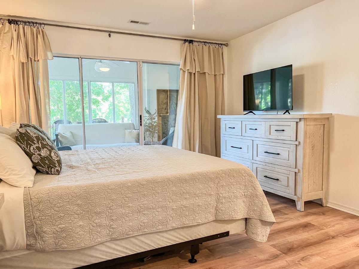 Holiday home Lake Front 2br Walk-in With Large Deck - Free Tickets Included - 77-1 *