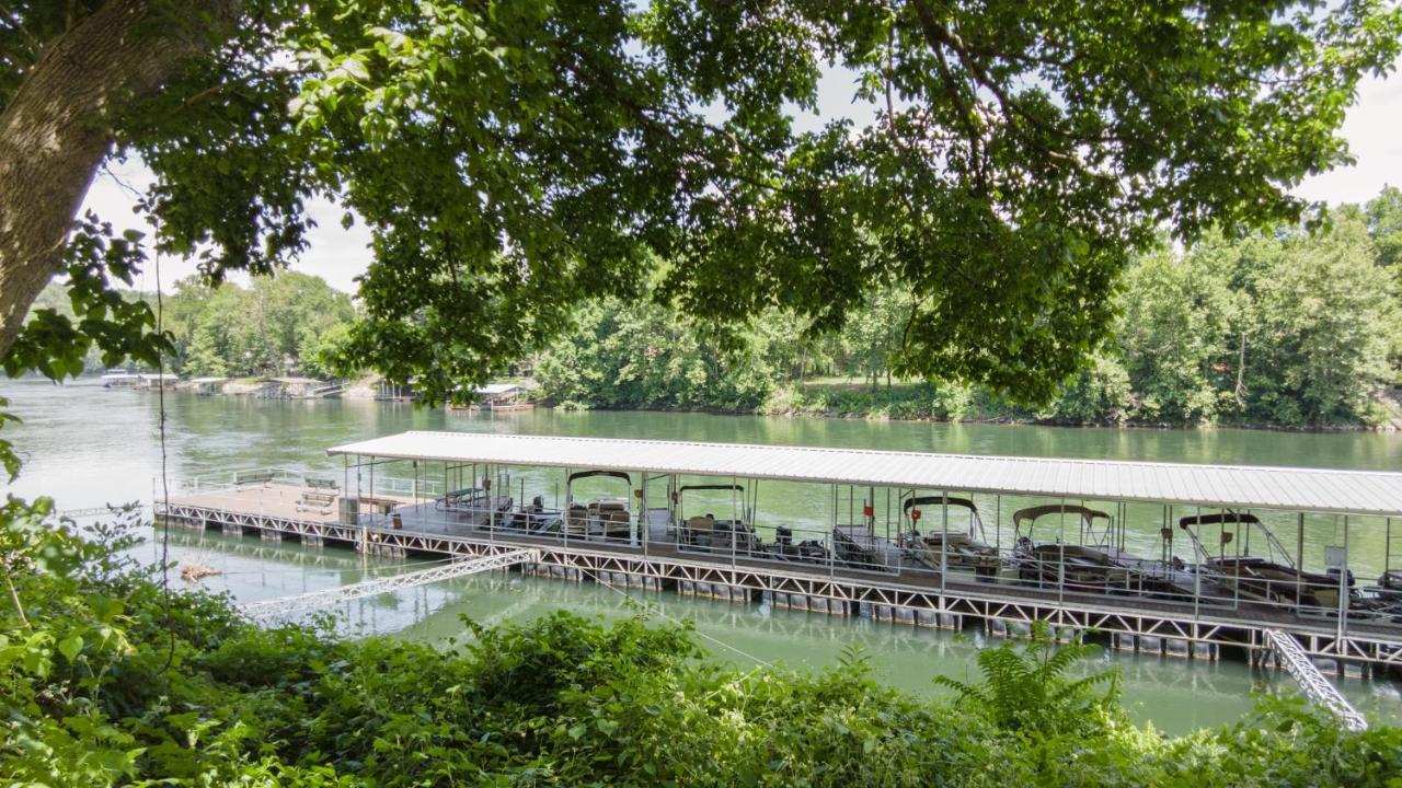 Lake Front 2br Walk-in With Large Deck - Free Tickets Included - 77-1 Holiday home *