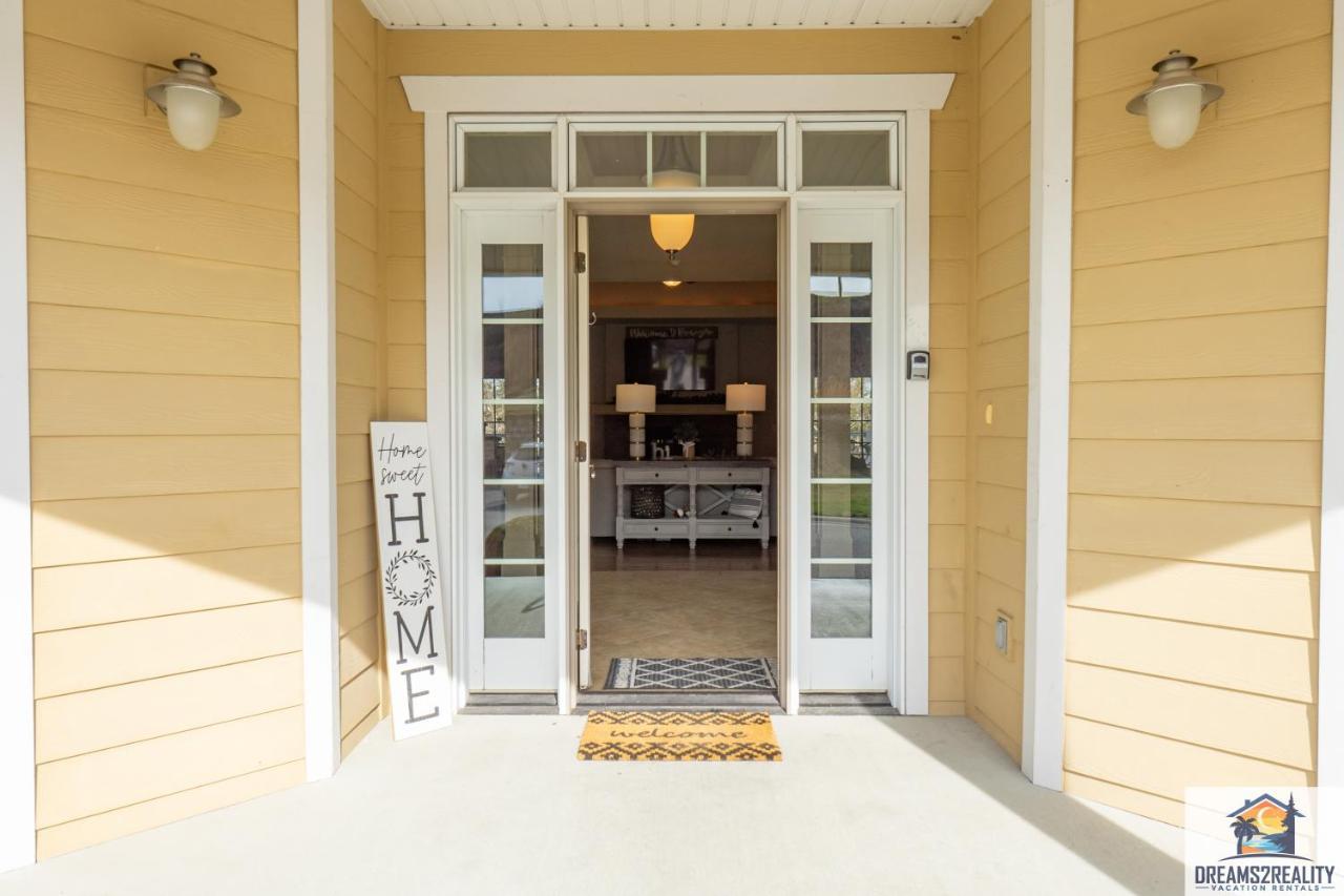 4bd Walk-in - Large Deck - Golf Course - Pool - Free Attraction Tickets Included - V120 Holiday home