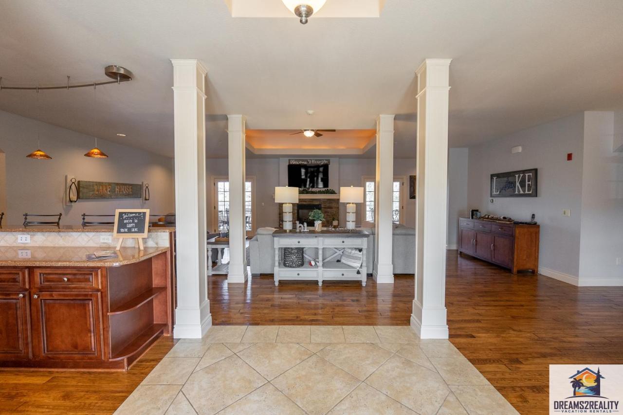 4bd Walk-in - Large Deck - Golf Course - Pool - Free Attraction Tickets Included - V120 Holiday home